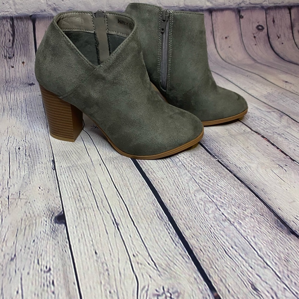 Elegant Suede Ankle Boots in Gray